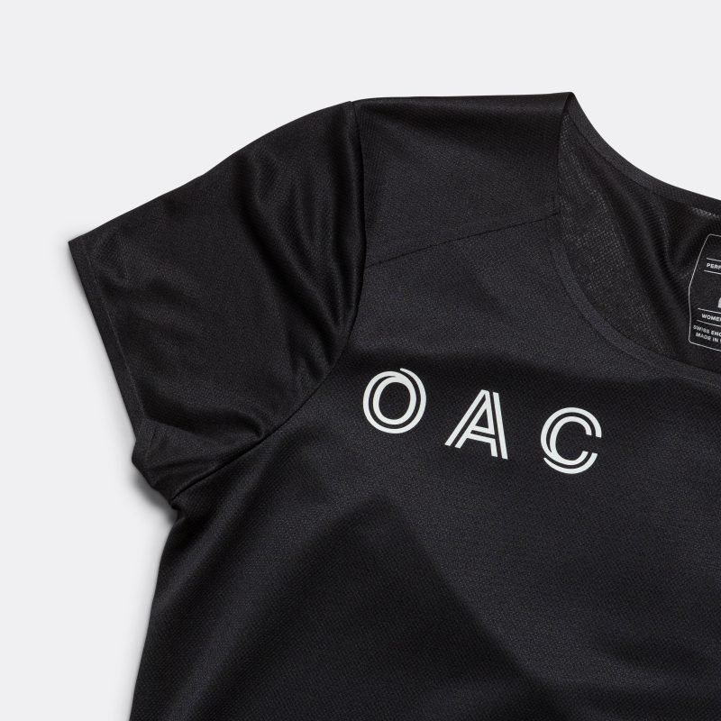 on runing oac womens performance t shirt black 2